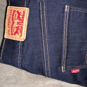 Levi’s Slimming Skinny Jeans (Dark Wash)